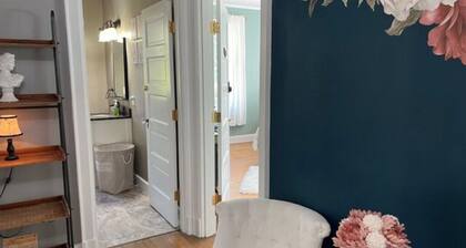 The Magnolia Room w/ Queen Bed