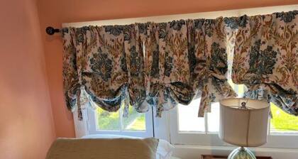 The Lilac Room w/ King Bed