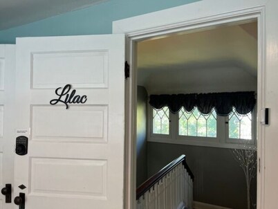 The Lilac Room w/ King Bed