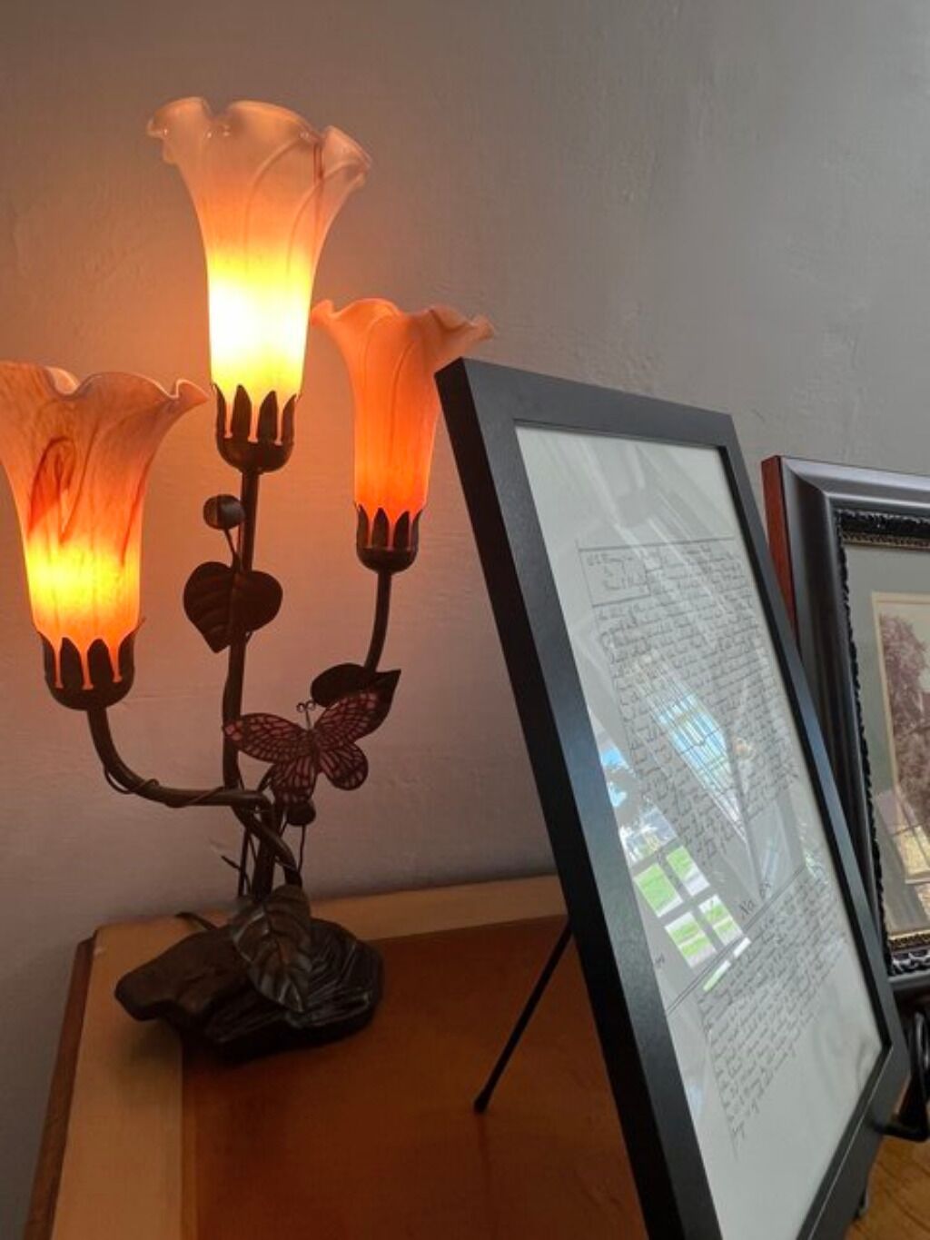 Un chandelier avec trois bougies allumées, posé sur une table en bois.
