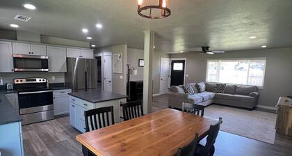 Spacious 4 bedroom 2 bath house across from the Rogue River with big fenced yard