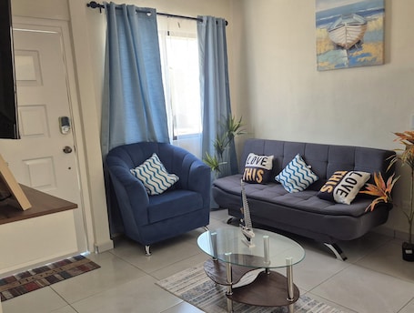 Smart TV. Traveling or arriving 7 minutes from El Salvador airport modern house