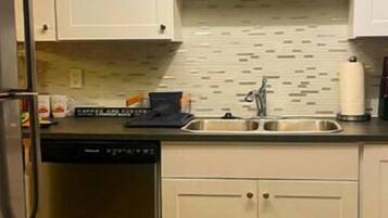 Fridge, cookware/dishes/utensils, ice maker