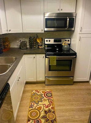 Refrigerador, utensilios de cocina y máquina de hielo 
