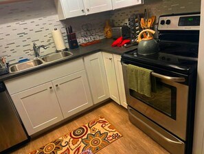 Refrigerador, utensilios de cocina y máquina de hielo 