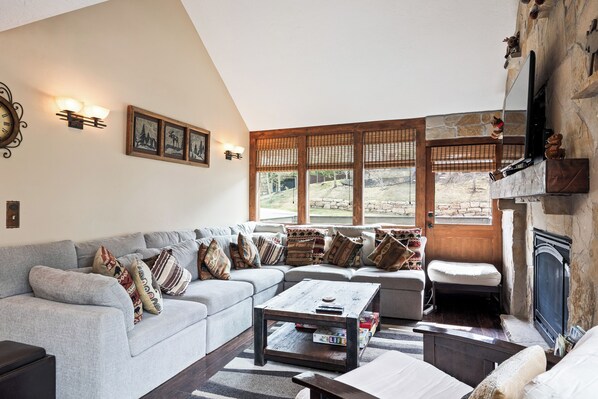 Smart TV, fireplace