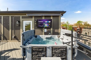 Outdoor spa tub - The Highline - Downtown Rooftop Escape (Columbus)