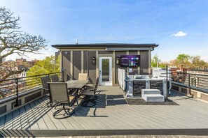 Outdoor dining - The Highline - Downtown Rooftop Escape (Columbus)