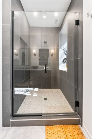 Shower, hair dryer, towels - The Highline - Downtown Rooftop Escape (Columbus)