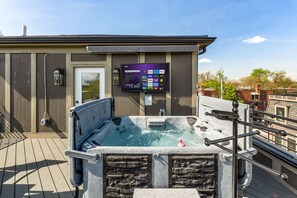 Outdoor spa tub - The Highline - Downtown Rooftop Escape (Columbus)