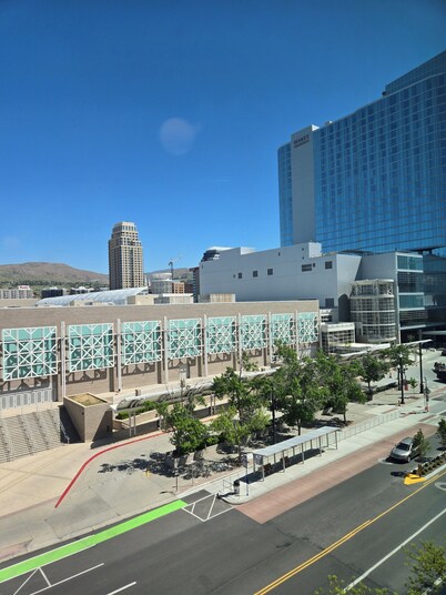 Charming 2-bedroom open loft apartment in downtown central Salt Lake City.