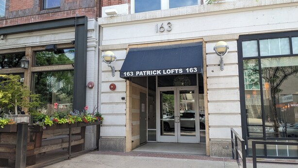Ein Gebäude mit einem Schild, auf dem '163 PATRICK LOFTS 163' steht.