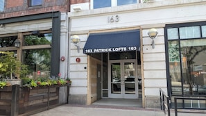 Un edificio con un letrero que dice "163 PATRICK LOFTS 163".