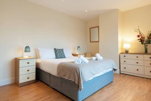 4 bedrooms, travel crib, WiFi, bed sheets