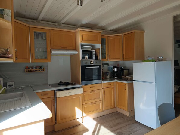 Kühlschrank, Ofen, Geschirrspüler, Kochgeschirr/Geschirr/Besteck