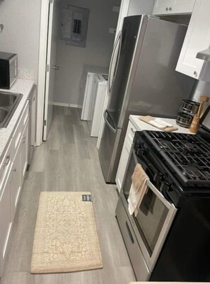 Lava-louças, talheres/pratos/utensílios de cozinha, especiarias