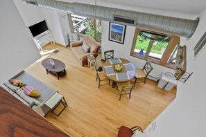 Smart TV, books - Secluded home bordering the Mohonk Preserve, dog friendly, 3-bedroom (New Paltz)