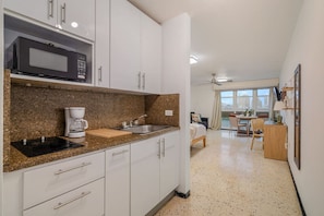 Fridge, oven, stovetop, coffee/tea maker