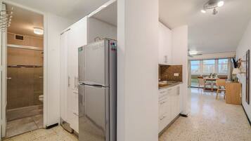 Geladeira, fogão, cooktop, cafeteira/chaleira