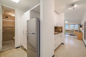 Fridge, oven, stovetop, coffee/tea maker