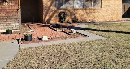 Charming 1-bedroom house with AC, WiFi in adorable Odessa centrally located.