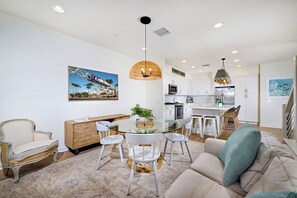 Living area - Luxury on State State in Carlsbad Village (Carlsbad)