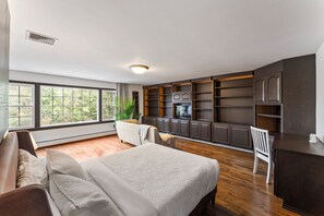 6 bedrooms, in-room safe, desk, iron/ironing board