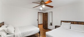 6 bedrooms, desk, iron/ironing board, travel crib - Lakeside/Sleeps20/HotTub/GameRoom/2Acres/Firepit (Brookfield)