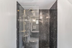 按摩浴缸、吹风机、毛巾、肥皂