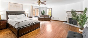 6 quartos, cofres nos quartos, escrivaninha