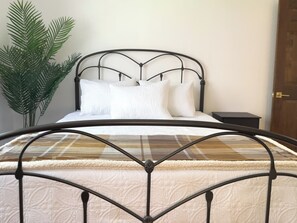 6 bedrooms, desk, iron/ironing board, travel cot