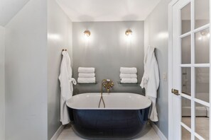 按摩浴缸、吹风机、毛巾、肥皂