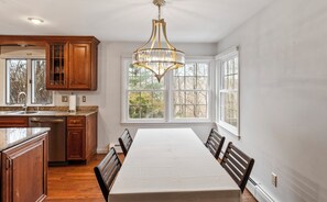 Dining - Lakeside/Sleeps20/HotTub/GameRoom/2Acres/Firepit (Brookfield)