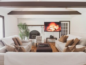 智能电视、壁炉、桌上足球