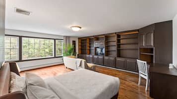 6 soverom, safe på rommet, skrivebord og strykejern/-brett