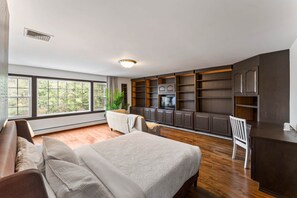 6 camere, una cassaforte in camera, una scrivania, ferro/asse da stiro