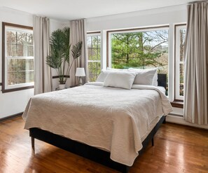 6 bedrooms, in-room safe, desk, iron/ironing board - Lakeside/Sleeps20/HotTub/GameRoom/2Acres/Fireplace (Brookfield)