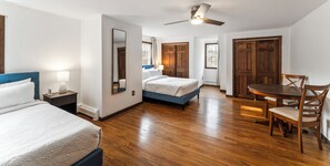 6 bedrooms, desk, iron/ironing board, travel crib - Lakeside/Sleeps20/HotTub/GameRoom/2Acres/Firepit (Brookfield)