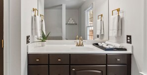 Een bubbelbad, een haardroger, handdoeken, zeep