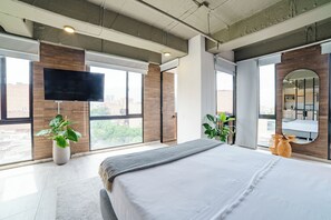1 habitación, caja de seguridad en la habitación y escritorio