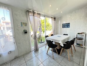 Dining - Villa in residence LES TAMARIS, Airconditionning, 3 bedrooms, veranda, 6 Persons, wifi,... (PORTIRAGNES)