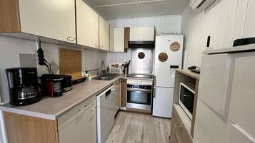 Geladeira, micro-ondas, fogão, lava-louças