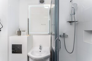 Shower, hair dryer, towels - Grzegórzki Pleasant Apartment (Kraków)