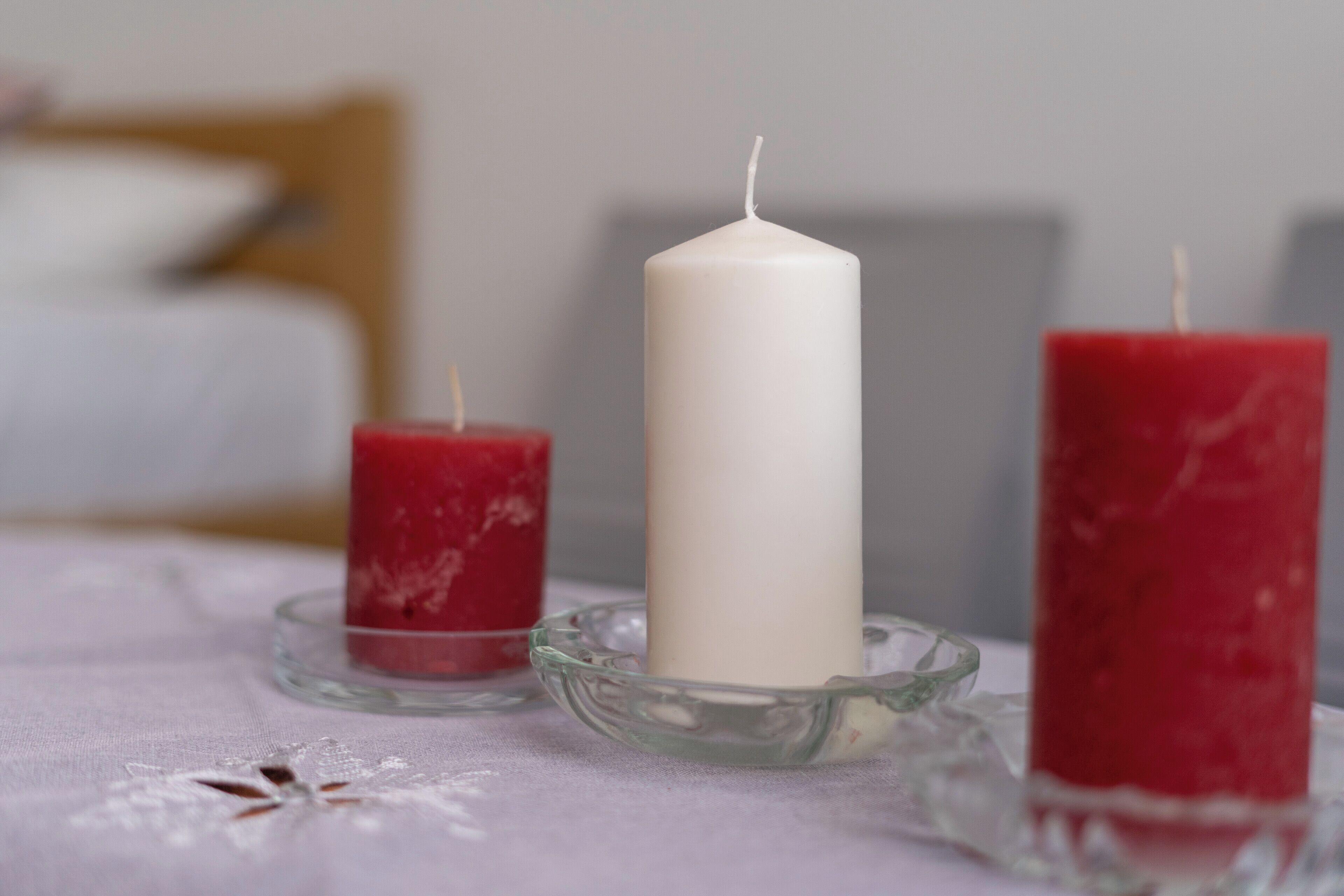 Tres velas en copas sobre una mesa.