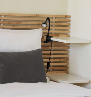 Tabla de planchar con plancha, wifi, ropa de cama