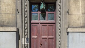 A double wooden door with a small window above it, set in a stone building. - Słowackiego Avenue Cozy Stay Studio (Kraków)