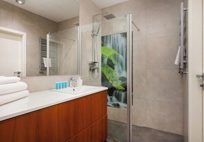 Dusche, kostenlose Toilettenartikel, Haartrockner, Handtücher