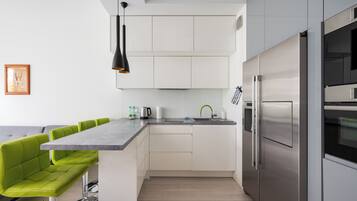 Fridge, oven, stovetop, dishwasher