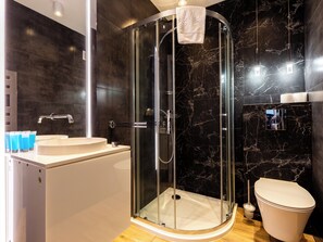 Ducha, secador de pelo y toallas