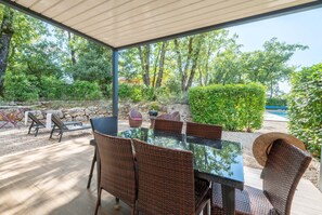 Outdoor dining - ZENVILLA-Go | Spacious Holiday Home in Montauroux with shared Heated Pool (Montauroux)
